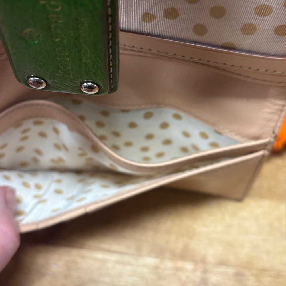 “” SOLD” 



Kate Spade Vibrant Green Wallet - Picture 9 of 13